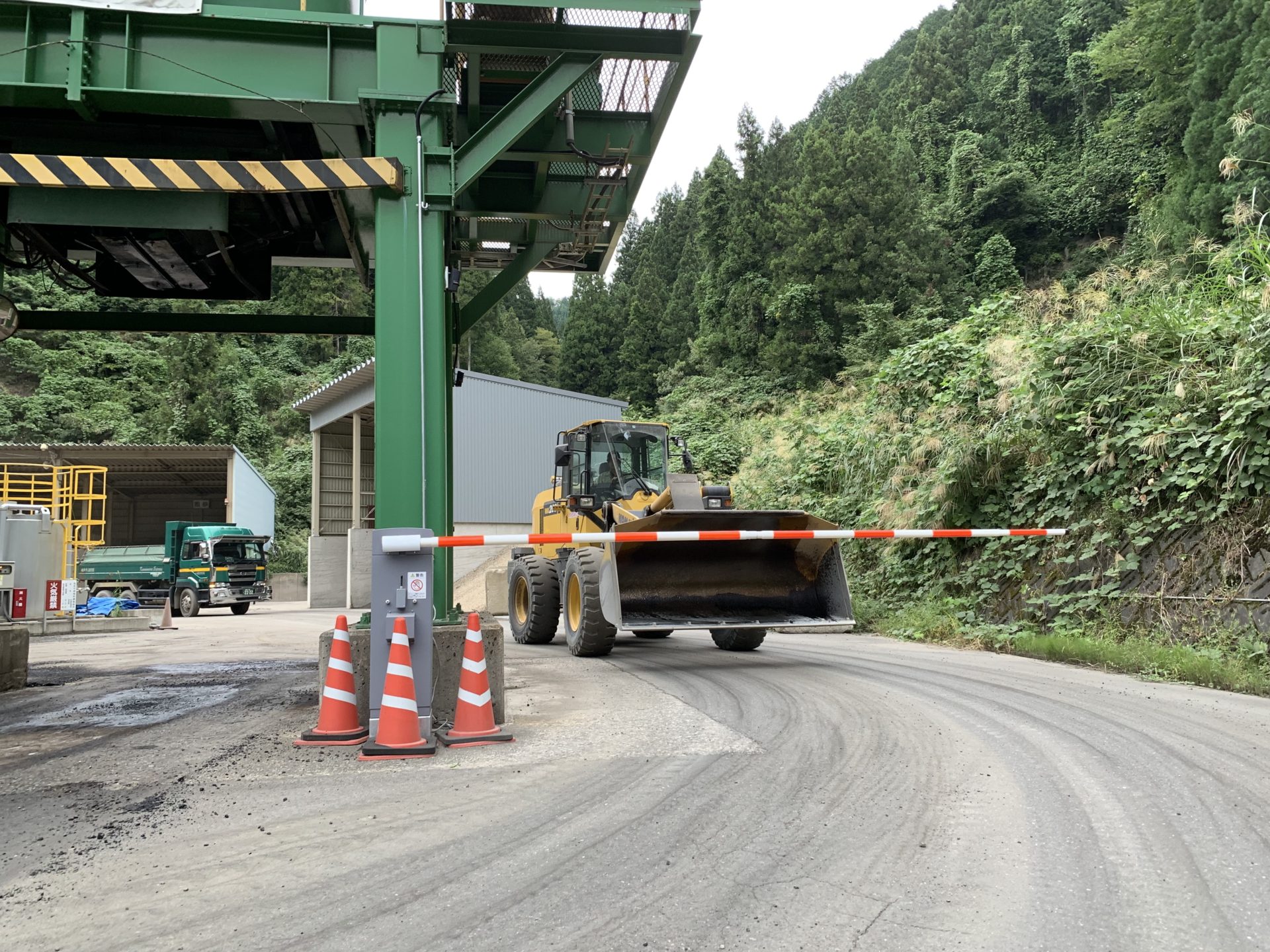 大型車両と重機の衝突回避［リモコンゲート］ - パブリックシステム